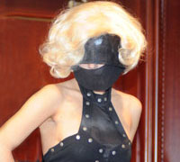 Lady-Gaga-in-mystery-mask